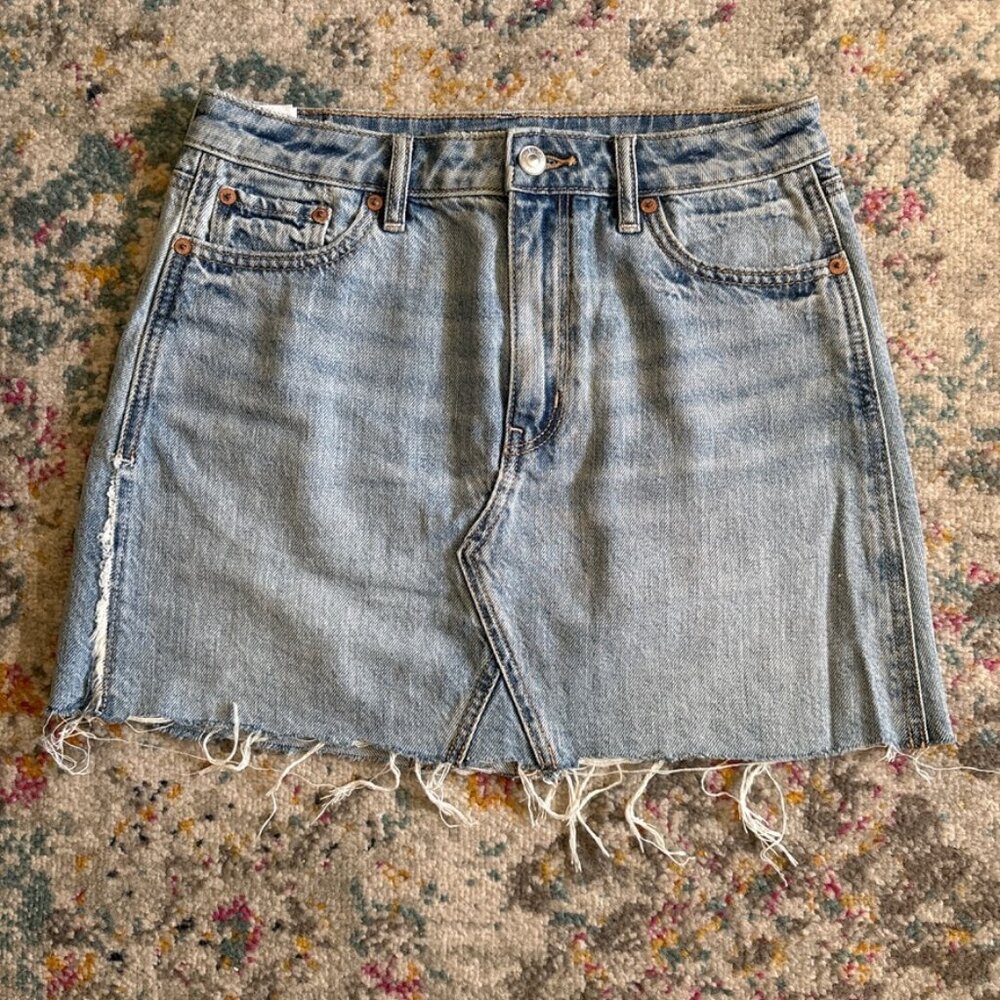 Size 4 American Eagle denim mini skirt, worn once